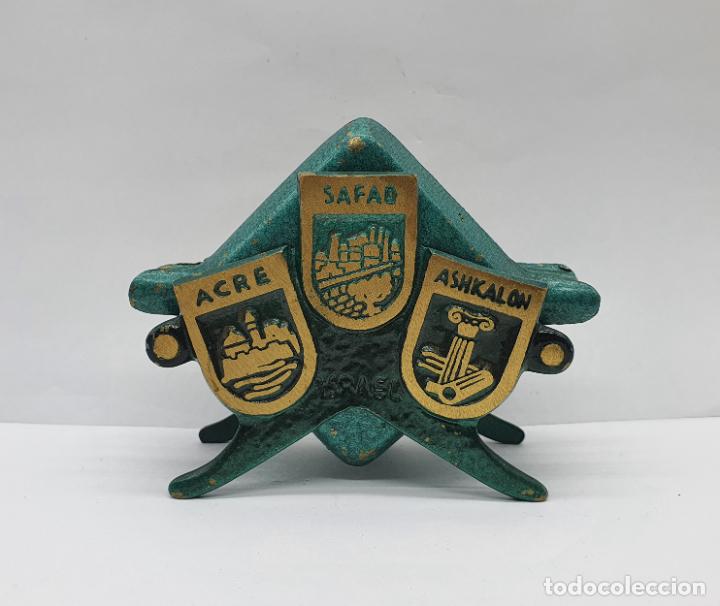 Cinzeiros: Juego antiguo de ceniceros con soporte a juego en bronce macizo y patina verde oxido, Jerusal&eacute;m .