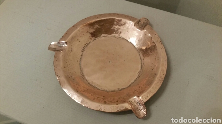 Ashtrays: Antiguo Cenicero de cobre, cincelado a mano. 12 cm. de di&aacute;metro. 1900. MUY LIMPIO Y BRILLANTE.
