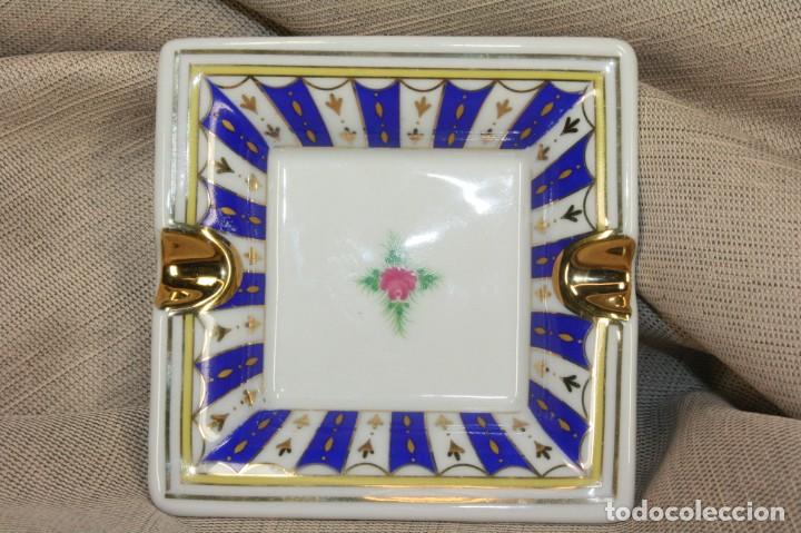 Aschenbecher: Cenicero peque&ntilde;o cer&aacute;mica vidriada. Azul y dorado. Small glazed ceramic ashtray. Blue and gold.