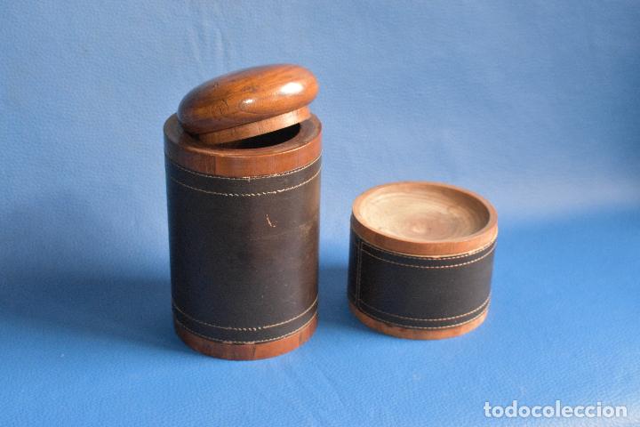 Cinzeiros: TARRO PARA TABACO Y CENICERO DE MADERA REVESTIDOS DE CUERO DE 17 Y 7 CM DE ALTO Y 9,5 DE BASE