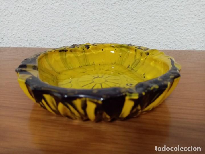 Cendriers: Cenicero de cristal epoxi amarillo fucsia a&ntilde;os 80