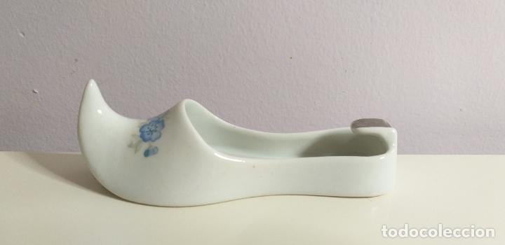 Cendriers: Cenicero en forma de zapato de bufon de la corte. Blanco y flores azules.