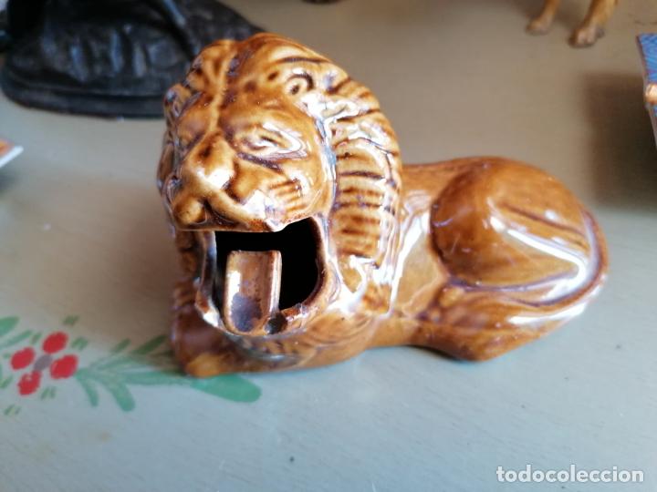 Ceniceros: FIGURA CERAMICA PORCELANA LEON CHINO ORIENTAL 10 x 14 CM.