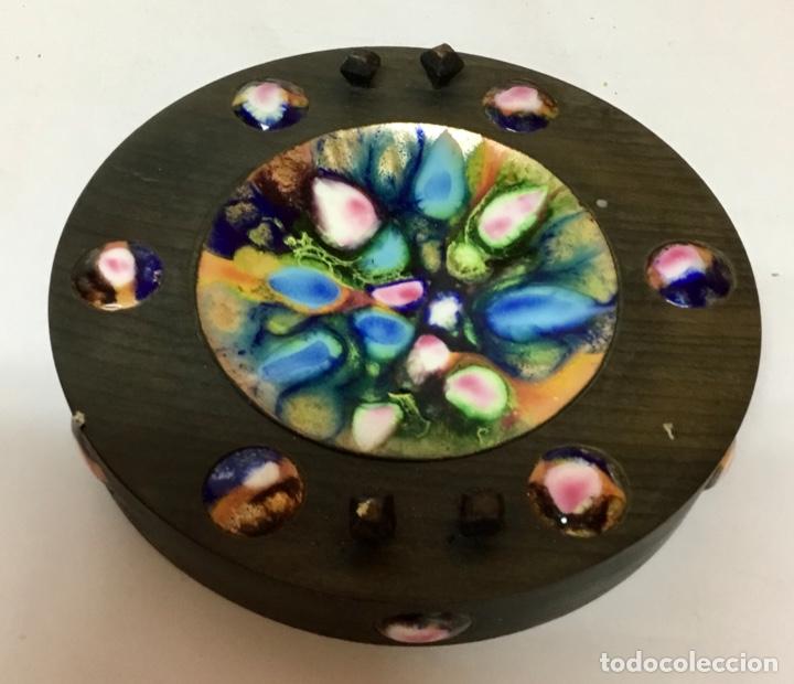 Aschenbecher: CENICERO DE MADERA Y ESMALTE MULTICOLOR REDONDO. A&Ntilde;OS 70. NUEVO