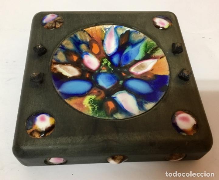 Ashtrays: CENICERO DE MADERA Y ESMALTE MULTICOLOR CUADRADO . A&Ntilde;OS 70. NUEVO