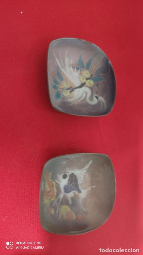 Ceniceros: 2 peque&ntilde;os cenicero repujado cobre