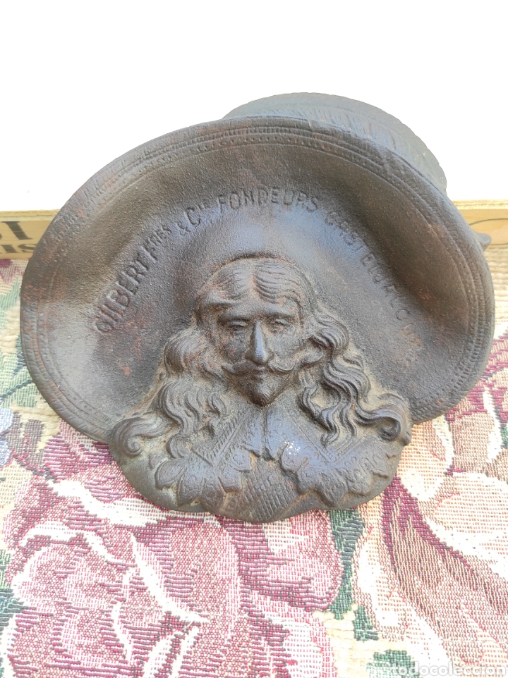 Ceniceros: Cenicero hierro fundido cabeza mosquetero. GILBERT Fres &Cie Fondeurs CASTELJALOX