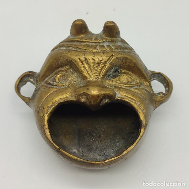 Ashtrays: Antiguo cenicero grotesco de demonio en bronce macizo .