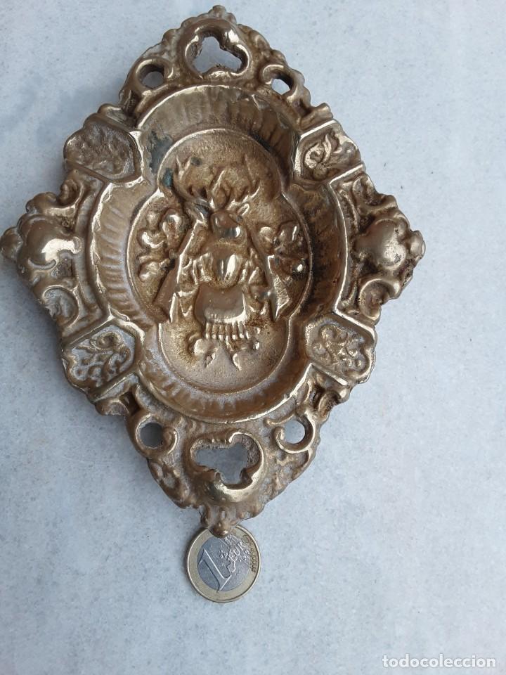 Ceniceros: Cenicero de broce con motivos de caza