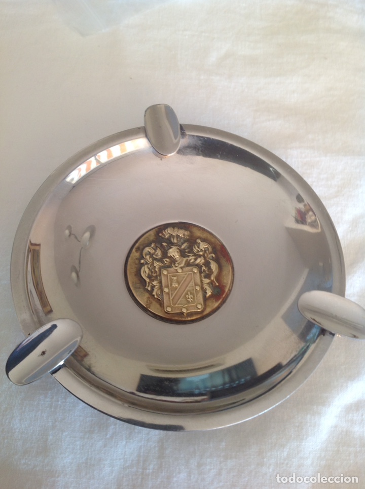 Ashtrays: ANTIGUO CENICERO EN METAL PLATEADO CON ESCUDO HER&Aacute;LDICO EN EL CENTRO CON TELIEVE