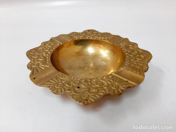 Ceniceros: Cenicero de lat&oacute;n vintage - Foto 2