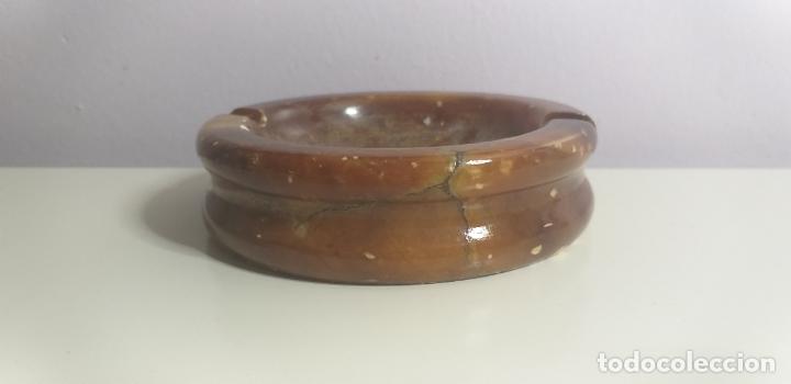 Ceniceros: Cenicero de m&aacute;rmol. Color marr&oacute;n. - Foto 2