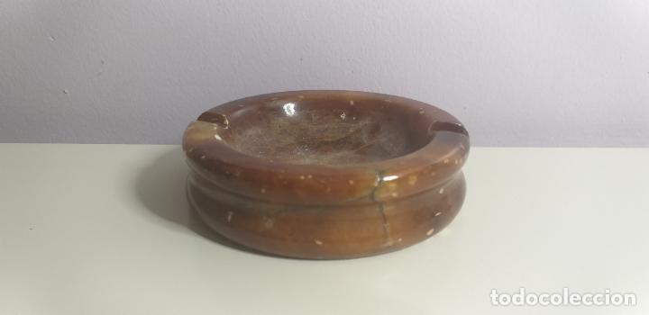Ceniceros: Cenicero de m&aacute;rmol. Color marr&oacute;n. - Foto 1