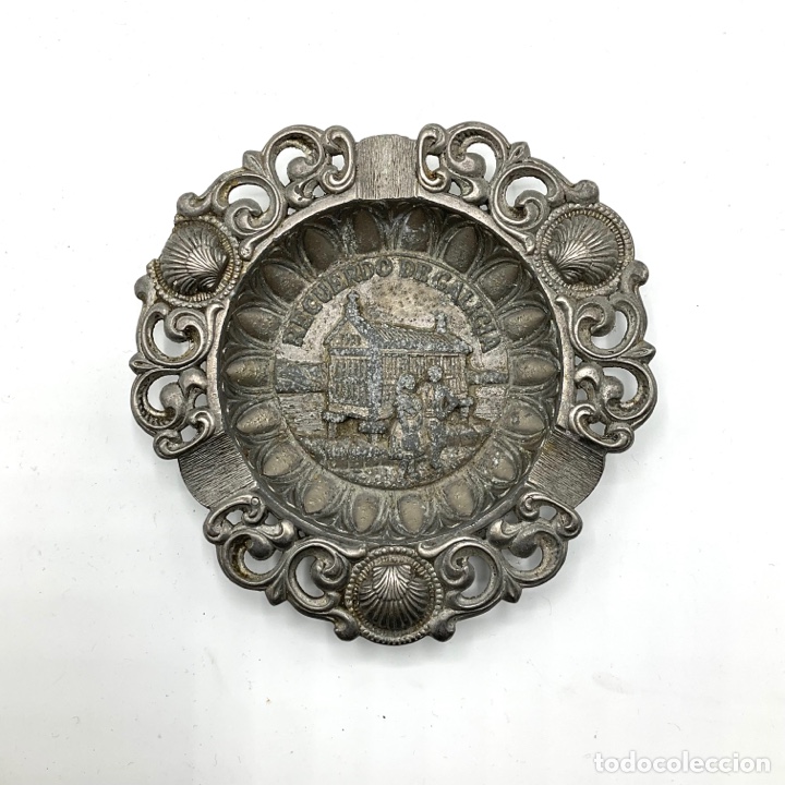 Aschenbecher: Cenicero RECUERDO DE GALICIA Con relieves decorativos de paisajes y conchas del camino de santiago