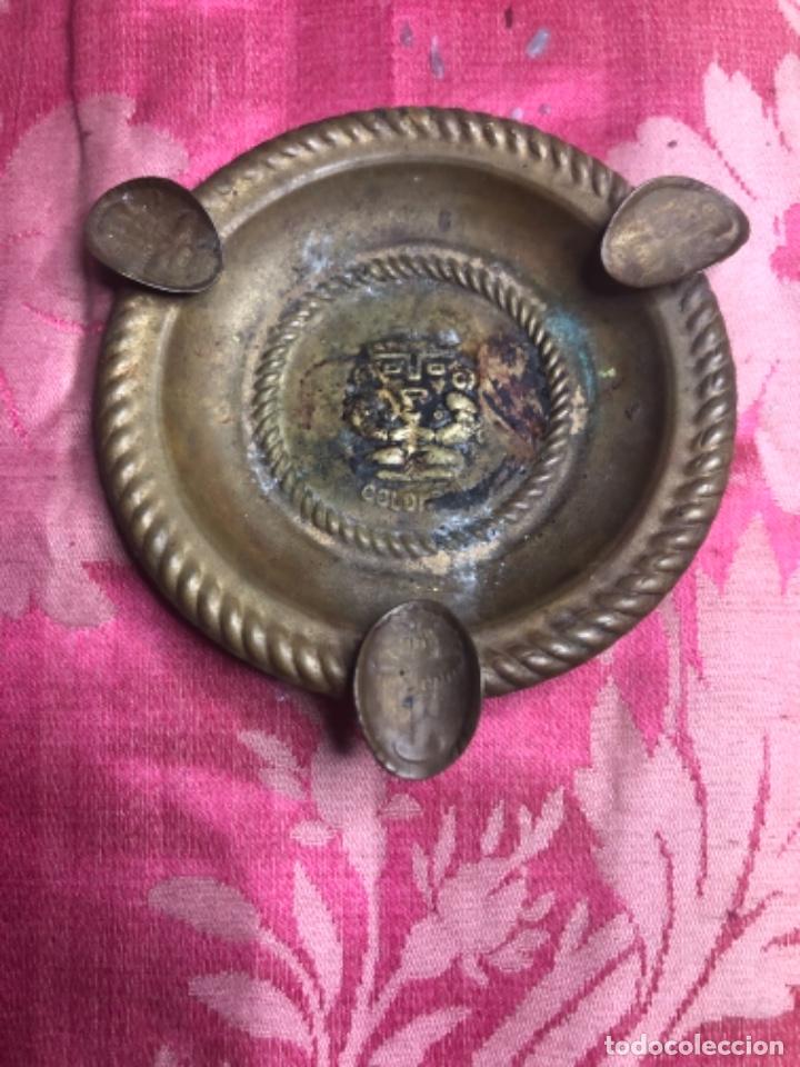 Ceniceros: Antiguo y peque&ntilde;o cenicero de lat&oacute;n con imagen azteca. M&eacute;xico. S.XX.