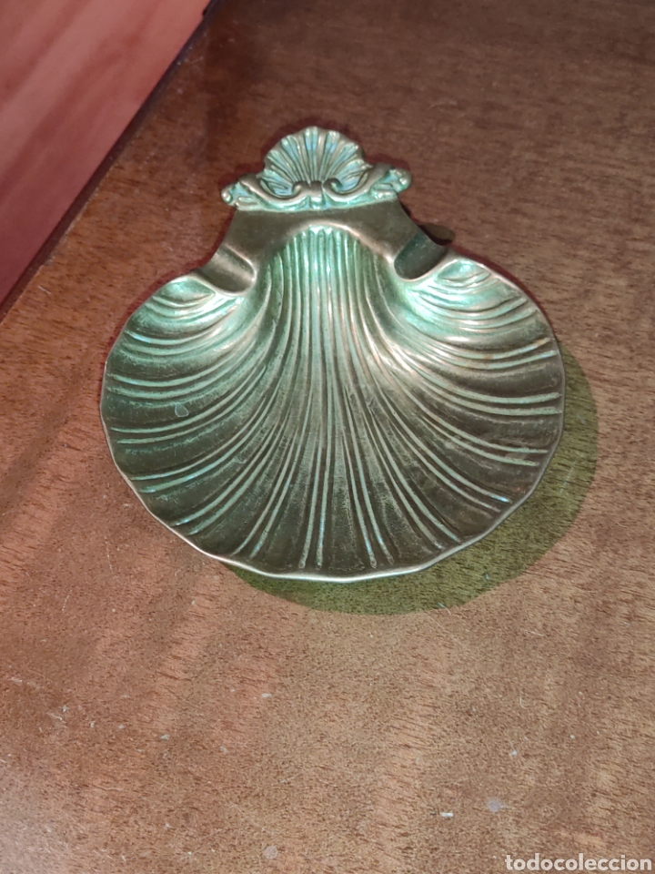 Ashtrays: Cenicero o venera de bronce con forma de ostra o almeja.