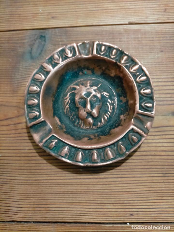 Ashtrays: Antiguo Cenicero de cobre trabajado, con imagen de le&oacute;n grabado a&ntilde;os 50