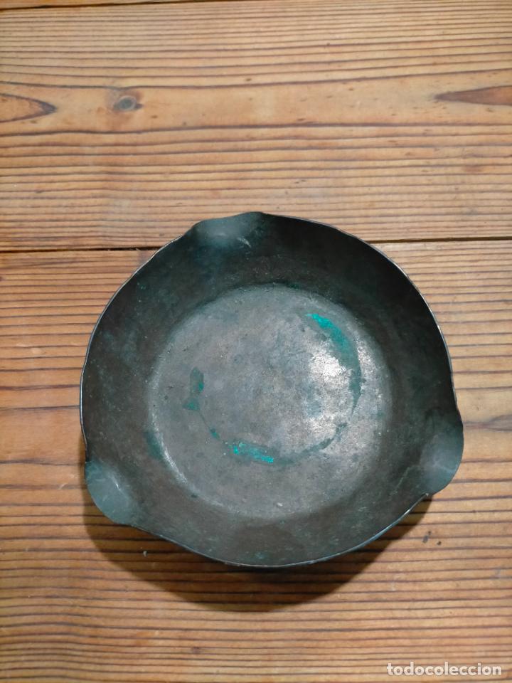 Ashtrays: Antiguo cenicero de cobre redondo fabricado a mano a&ntilde;os 60