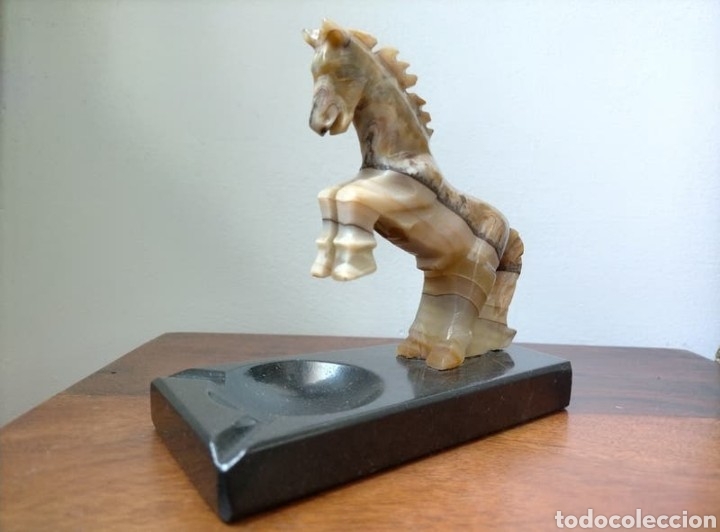 Cendriers: Antiguo cenicero de los a&ntilde;os 80 o anterior con figura de caballo tallada a mano en mineral