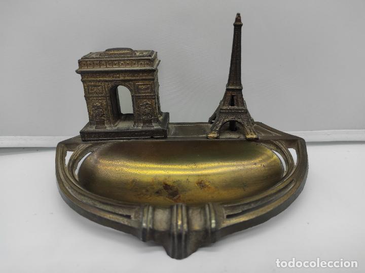 Ceniceros: Precioso cenicero antiguo met&aacute;lico, realizado en Francia de estilo art nouveau.