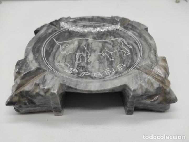 Ashtrays: Original cenicero tallado en m&aacute;rmol con patas zoomorfas y motivos de tauromaquia.