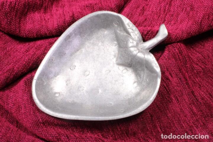 Aschenbecher: Cenicero fres&oacute;n. Zamak. Ashtray strawberry. XXTh Century.