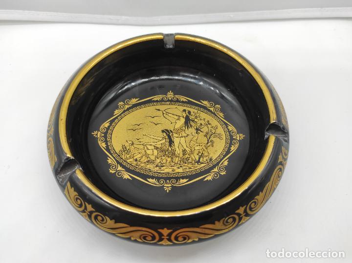 Ceniceros: Precioso cenicero antiguo de porcelana con motivos hel&eacute;nicos pintado con oro quilates.