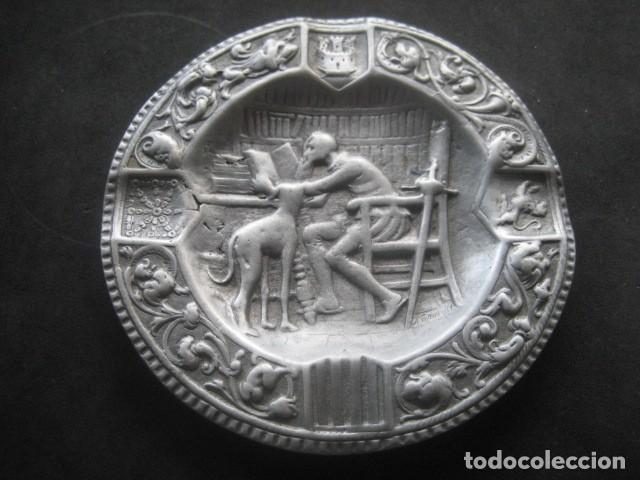 Ceniceros: CENICERO METAL RELIEVE. ESCENA DE DON QUIJOTE DE LA MANCHA