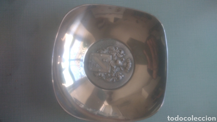 Ashtrays: Cenicero de acero inoxidable con escudo heraldico que desconozco.