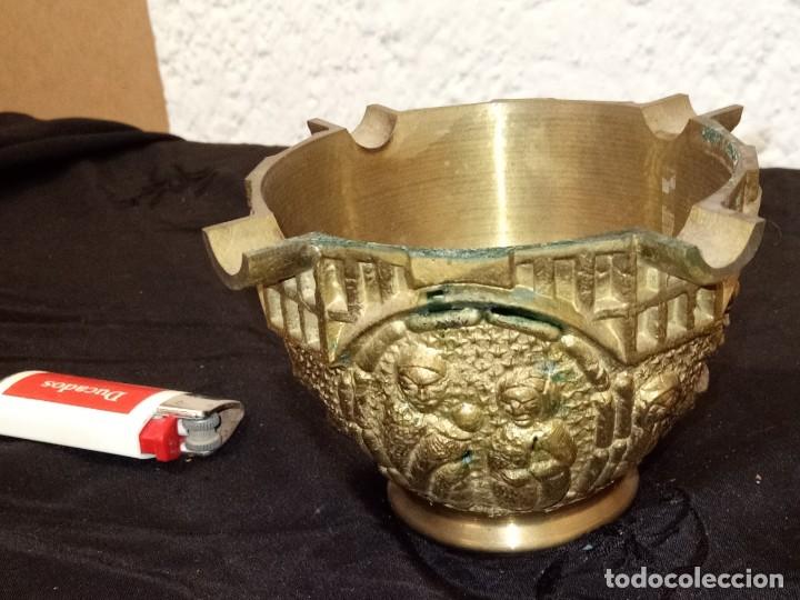 Cendriers: BRONCE - Antiguo cenicero - Escena religiosa estilo rom&aacute;nico
