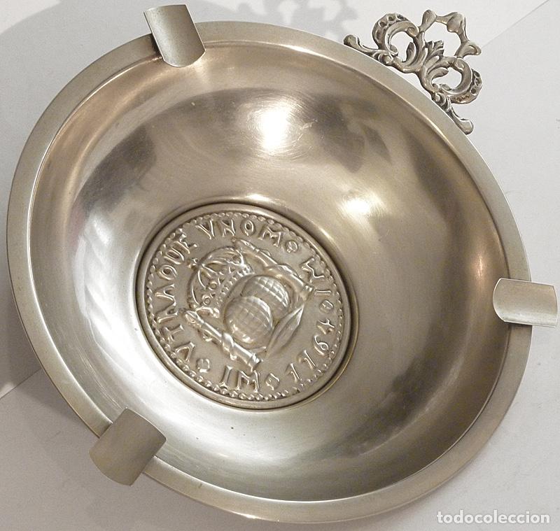 Ceniceros: CENICERO GRANDE DE ALPACA - MEDALLA EMBLEMA CIRCULAR CENTRAL CON RELIEVES - MUY BUEN ESTADO