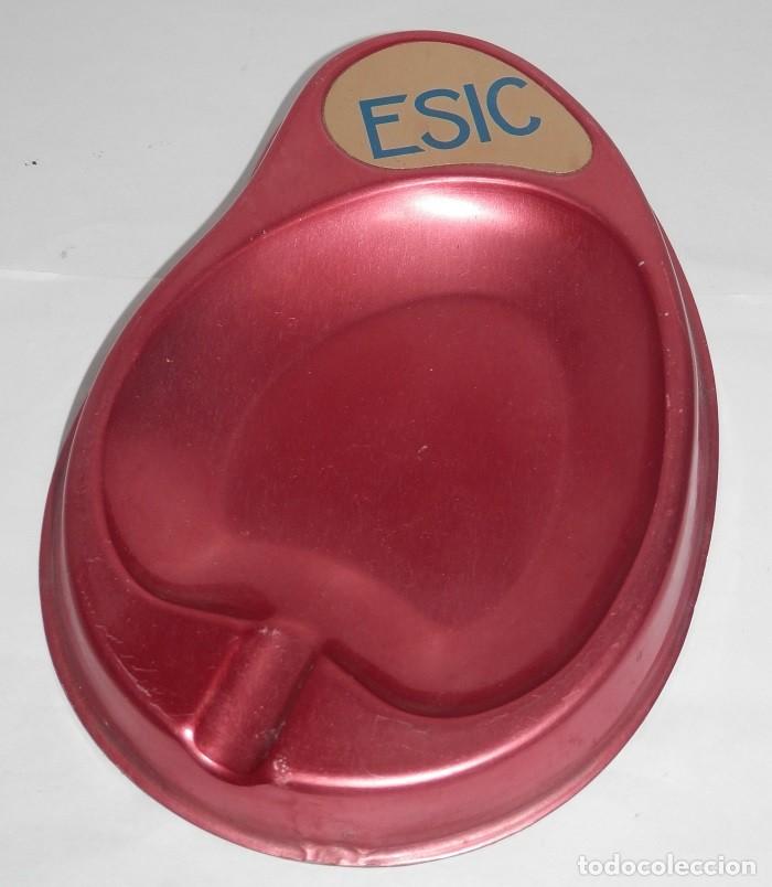 Aschenbecher: UN CENICERO-ESCUELAS ESIC