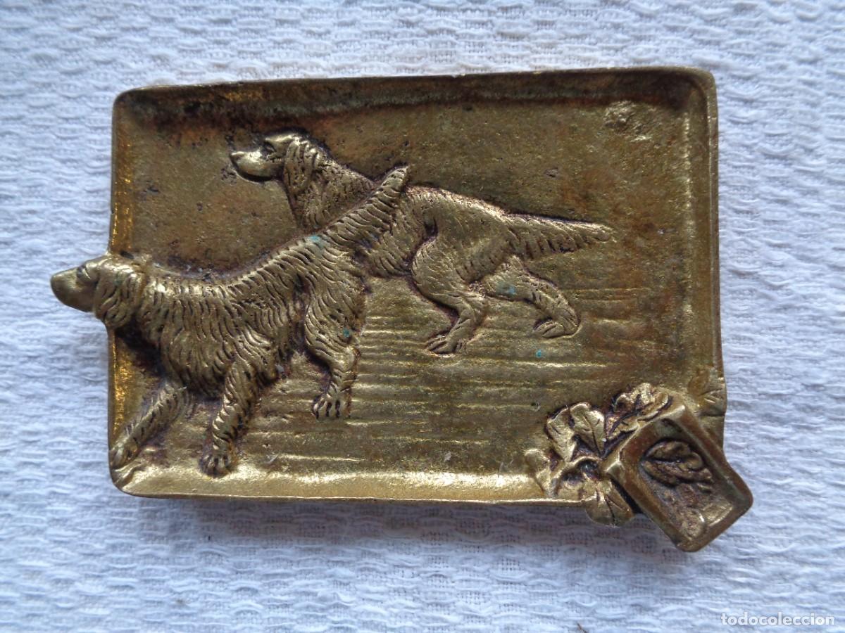 Ashtrays: CENICERO DE BRONCE CON PERROS DE CAZA. 12 X 7,5 Cm.