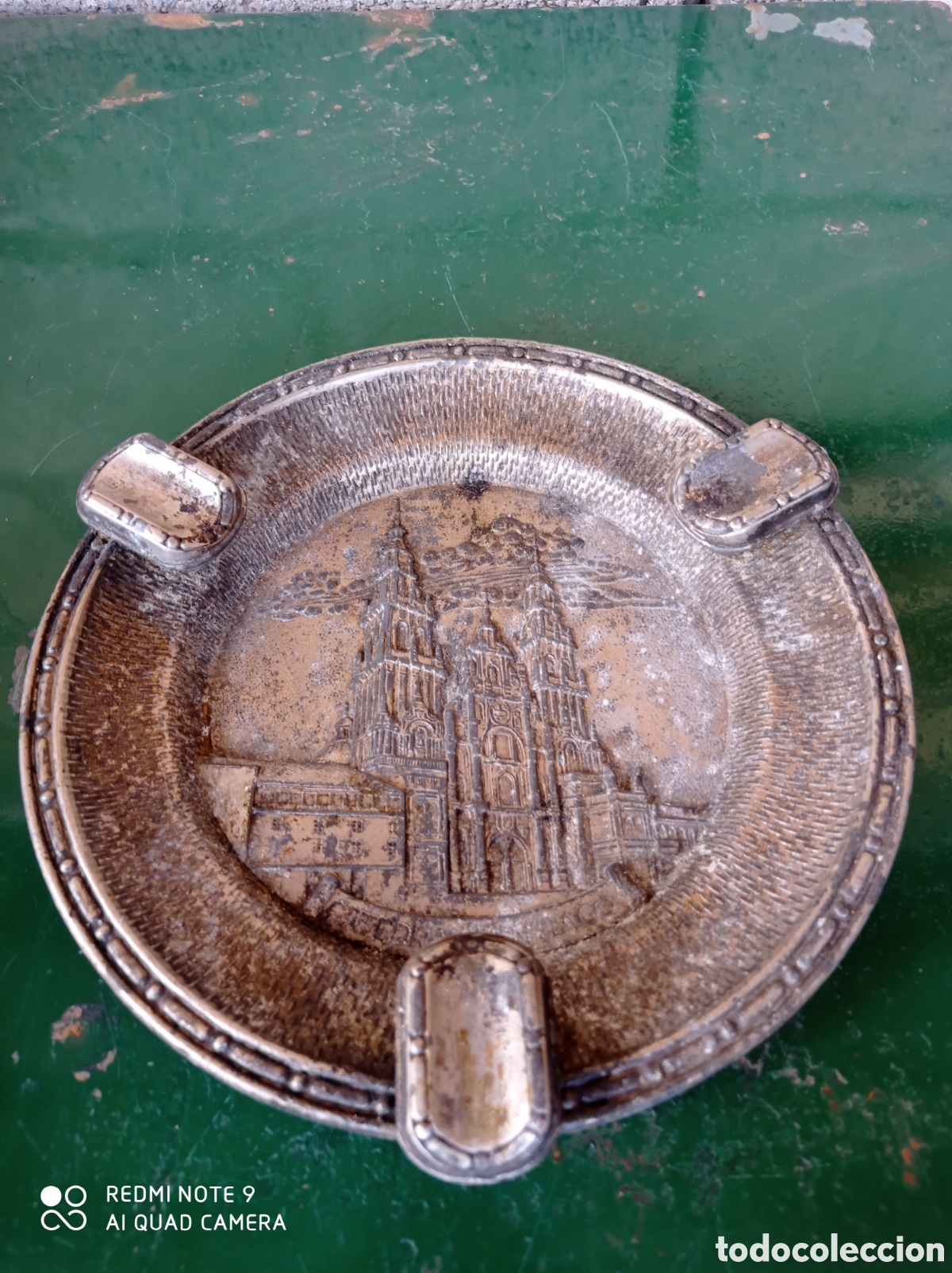 Ashtrays: Cenicero grande para puros o pipas de fumar. Recuerdo catedral de Santiago. Calamina. 20 cm di&aacute;metro