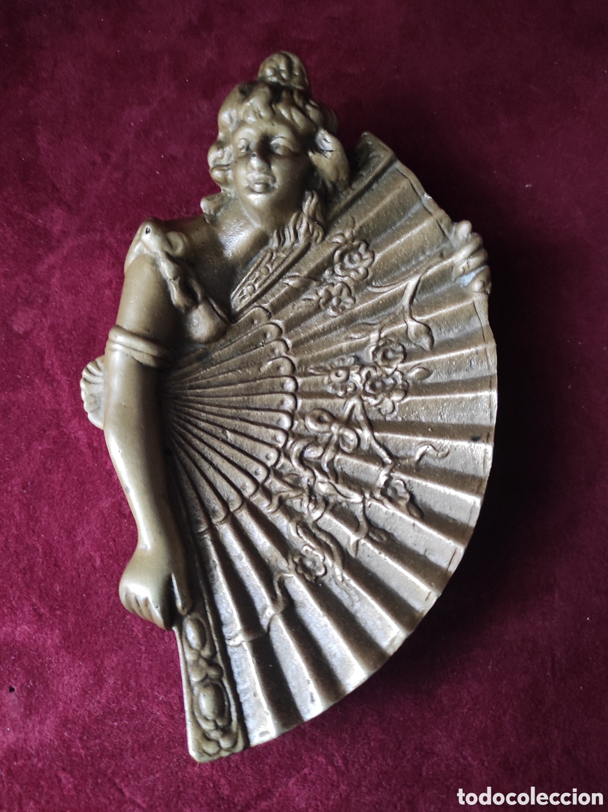 Aschenbecher: Cenicero bronce mujer con abanico