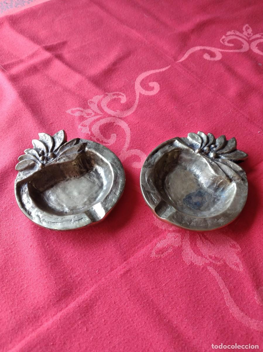 Cendriers: Preciosa pareja de ceniceros de bronce con decoraci&oacute;n en relieve.