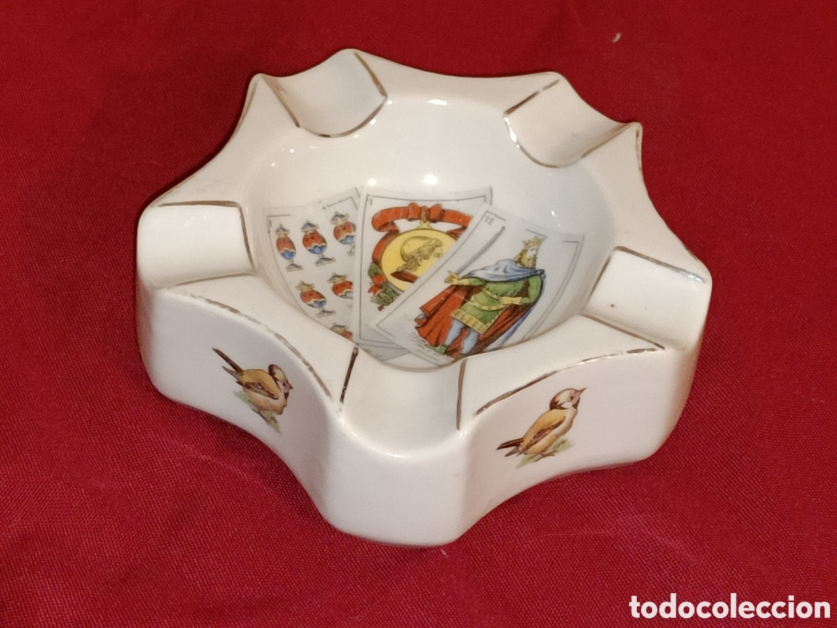 Ceniceros: Bonito cenicero con decoraci&oacute;n de naipes y p&aacute;jaros. 11 x 4 cms