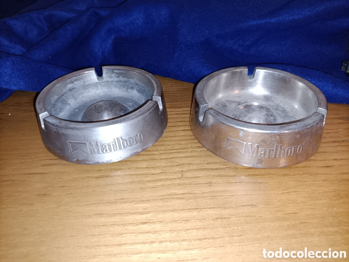 Ashtrays: Dos ceniceros. Marlboro