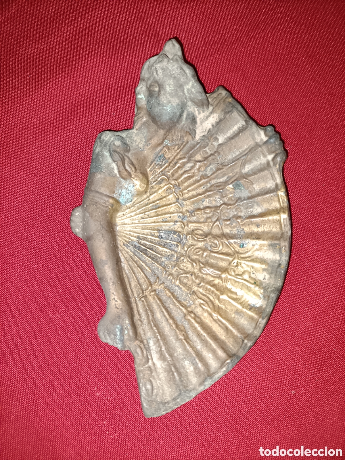Cendriers: Bonito cenicero de bronce o similar. Dama y abanico. 15 x 9 cms