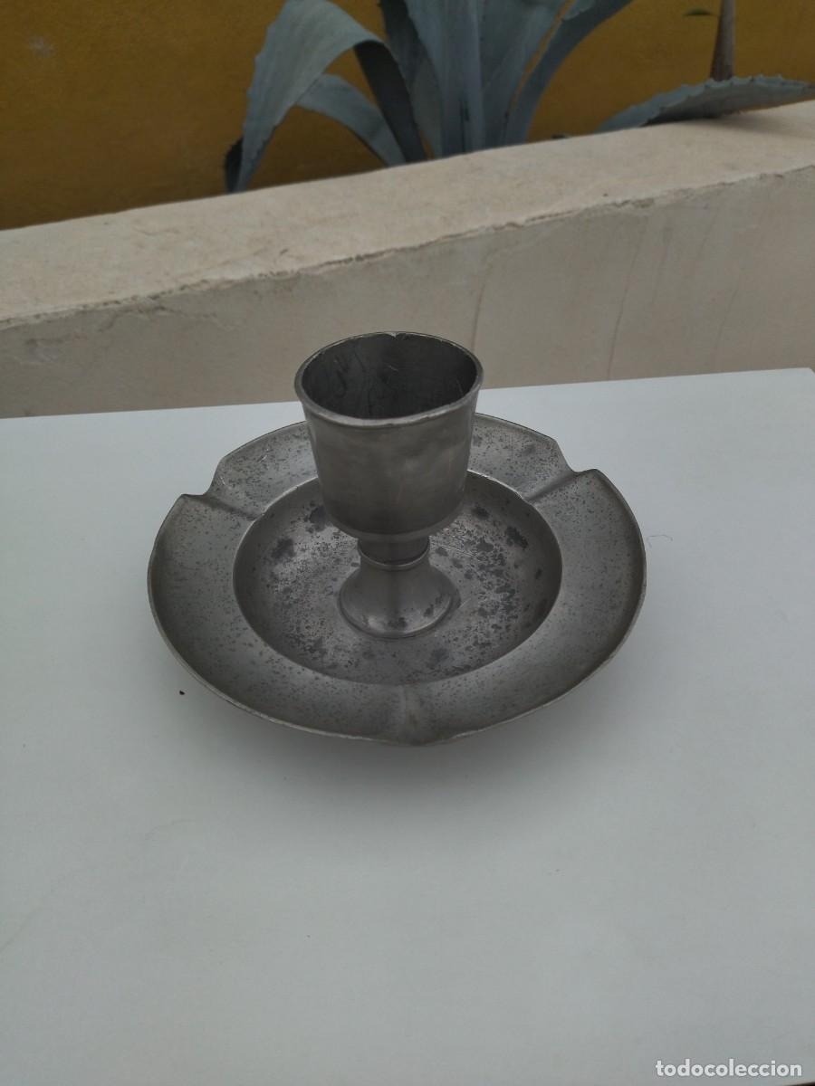 Cendriers: Antiguo cenicero de esta&ntilde;o y zinc con copa en el centro para cigarros.