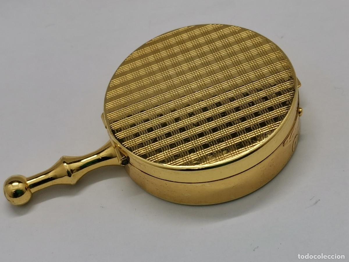 Ashtrays: Cenicero antiguo de bolsillo o de viaje, metal.