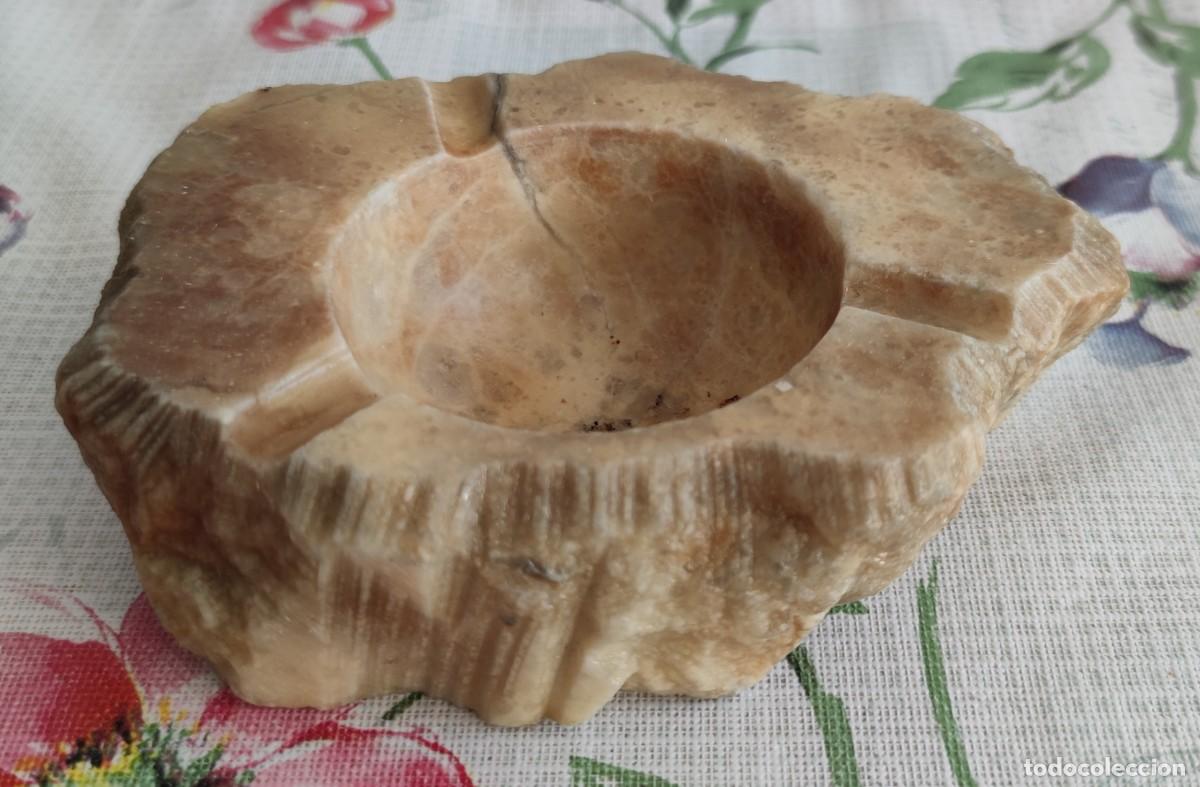 Ashtrays: Antiguo cenicero de piedra