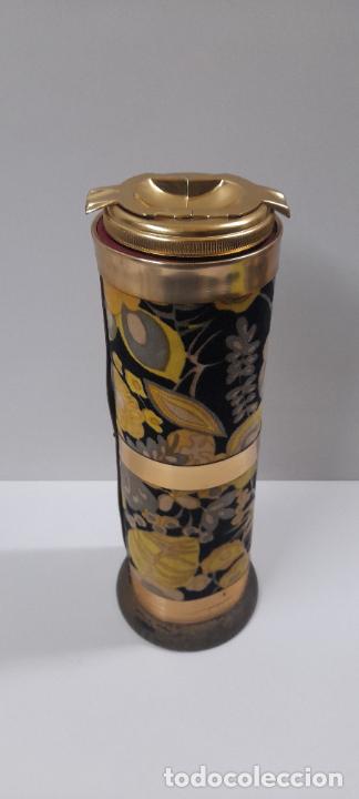 Aschenbecher: PRECIOSO Y LLAMATIVO CENICERO . TELA / METAL Y MADERA . ORIGINAL DE EPOCA