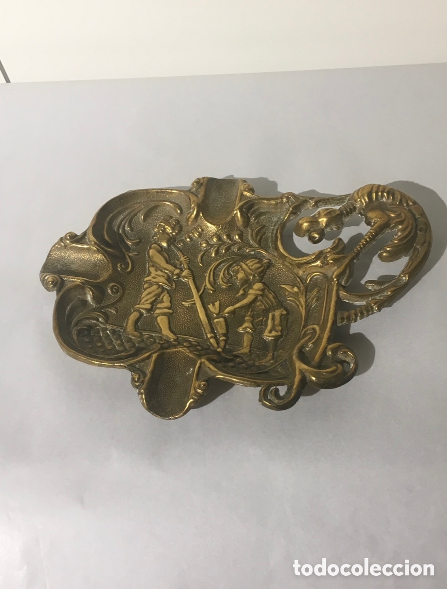 Cendriers: Cenicero con relieves. Modernista. Bronce. A&ntilde;os 20.
