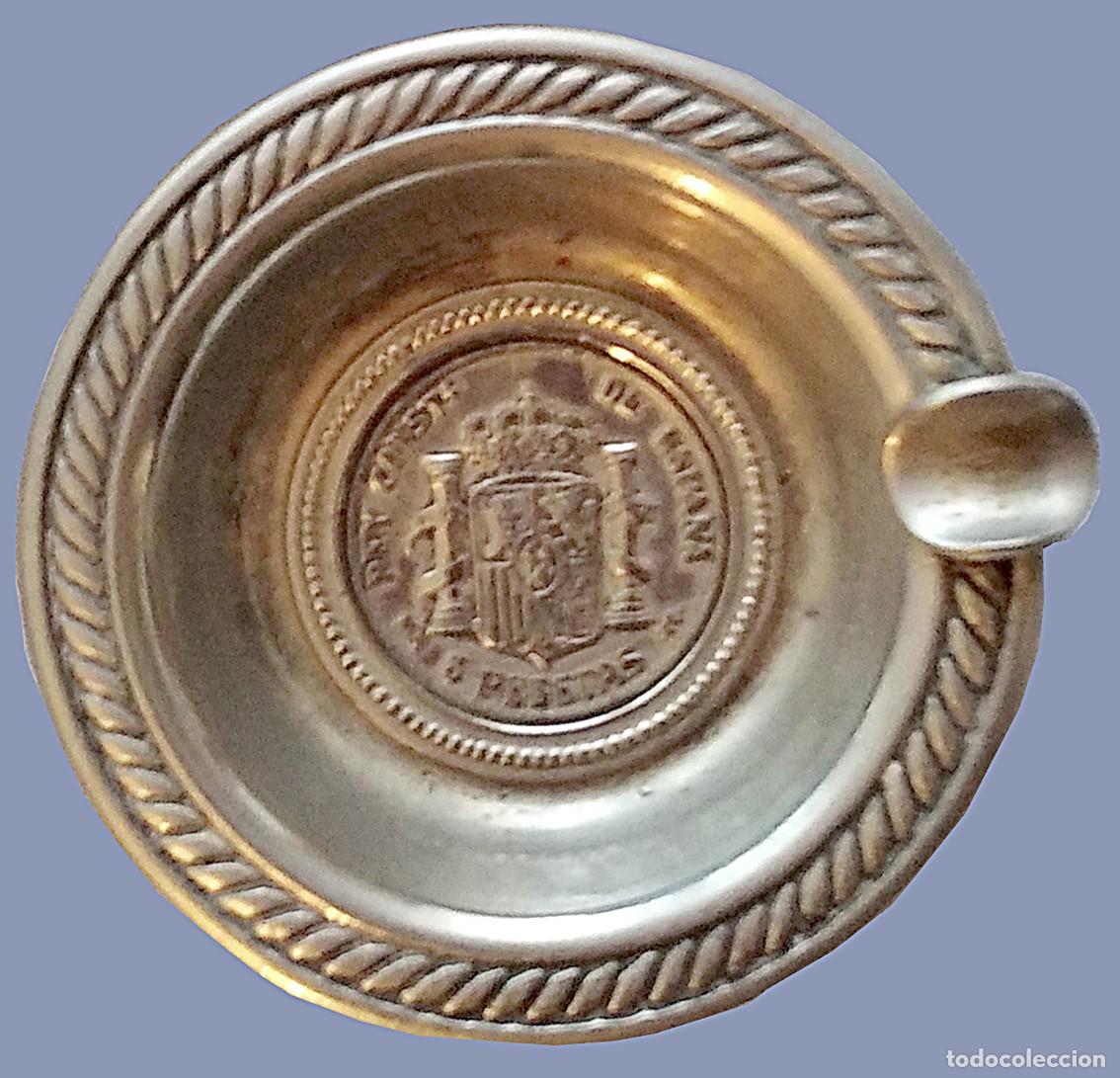 Ashtrays: Antiguo Cenicero de metal con fondo troquelado de moneda 5 pesetas alfonsinas