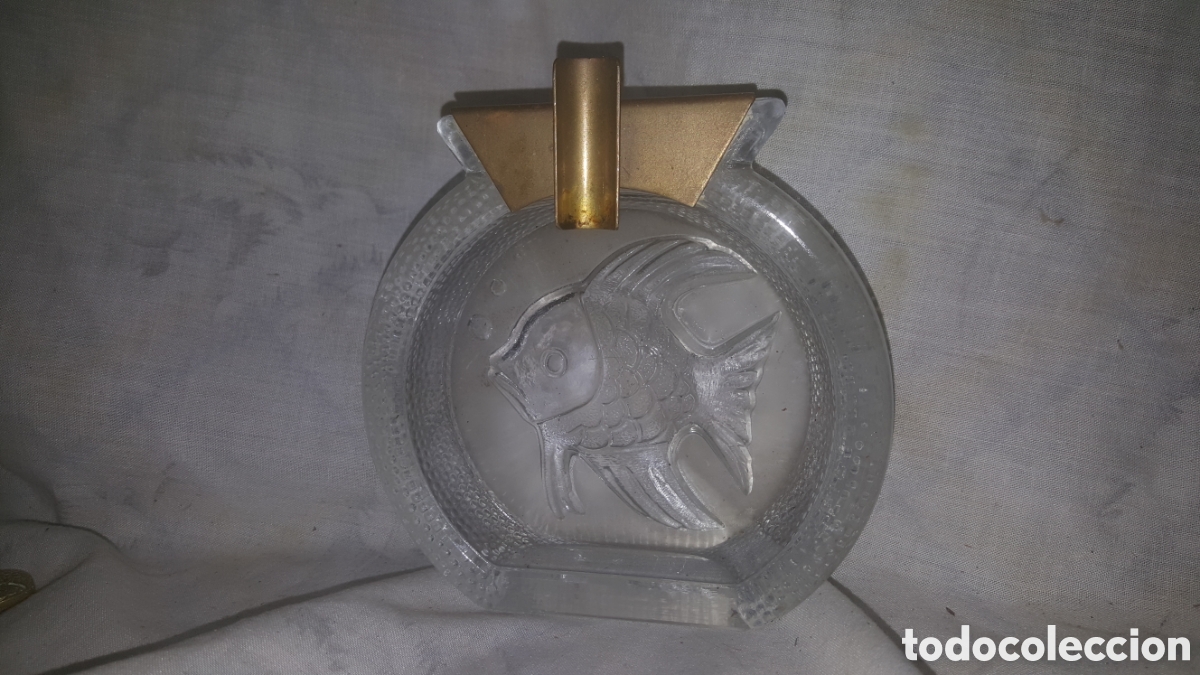 Ceniceros: BONITO CENICERO CRISTAL CON TALLA DE PEZ