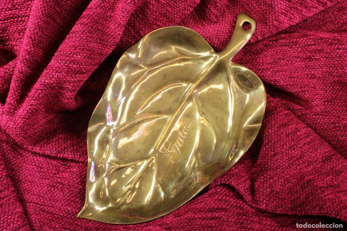 Aschenbecher: Cenicero - bandeja de lat&oacute;n hoja. Gala. Valent&iacute;. S.XX Ashtray - brass leaf tray.