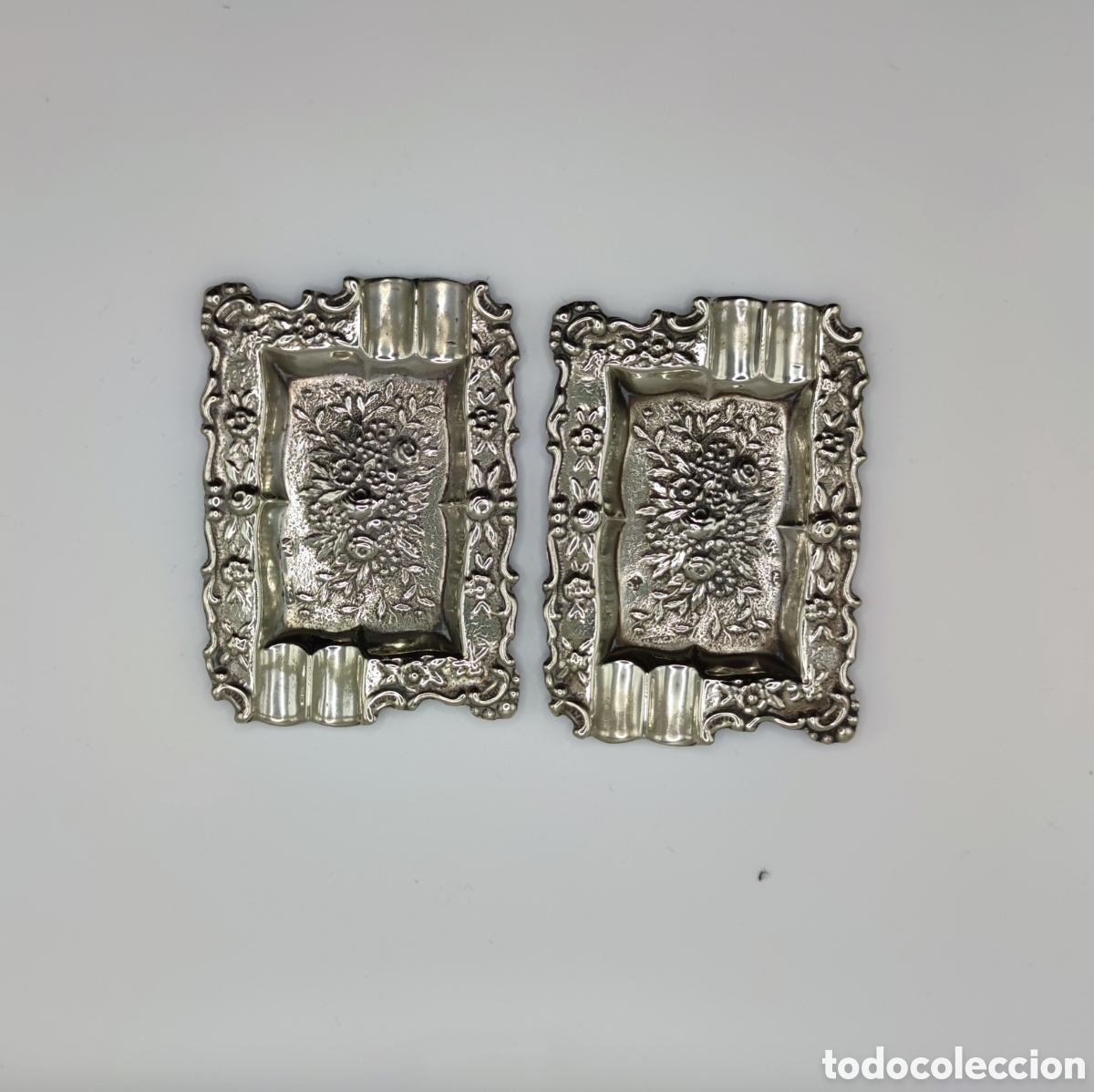 Aschenbecher: Antiguos Ceniceros de Alpaca con dibujos en relieve