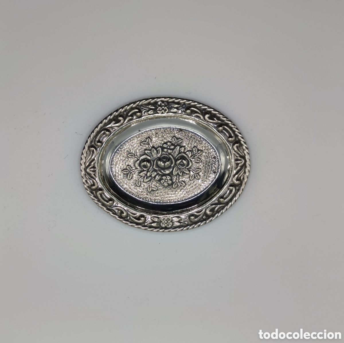 Aschenbecher: Antiguo Cenicero de Alpaca con dibujos en relieve