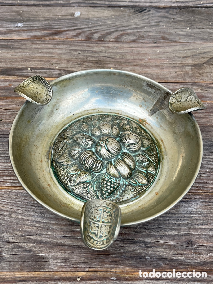 Ashtrays: Cenicero en alpaca con decoraci&oacute;n de granadas.